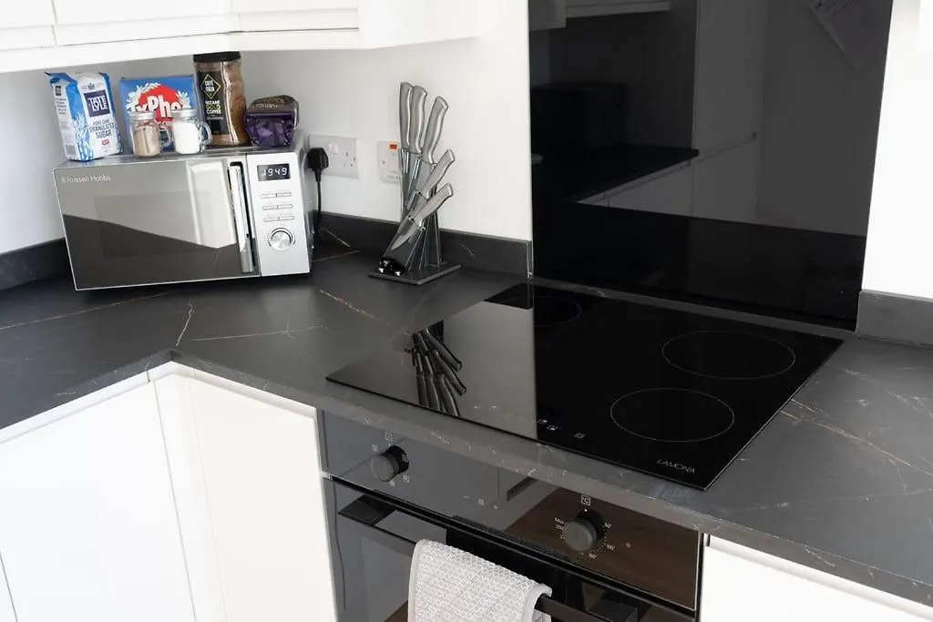 Spacious 3 Bed House With Parking In Aberdeen Apartment