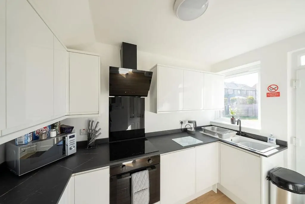 Spacious 3 Bed House With Parking In Aberdeen