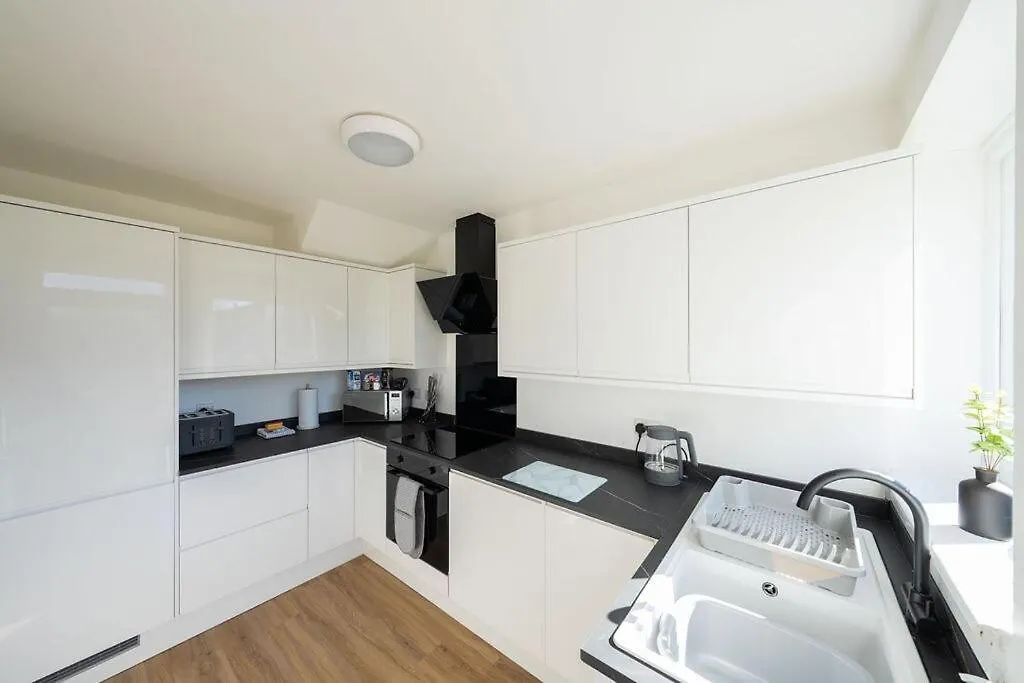 Spacious 3 Bed House With Parking In Aberdeen