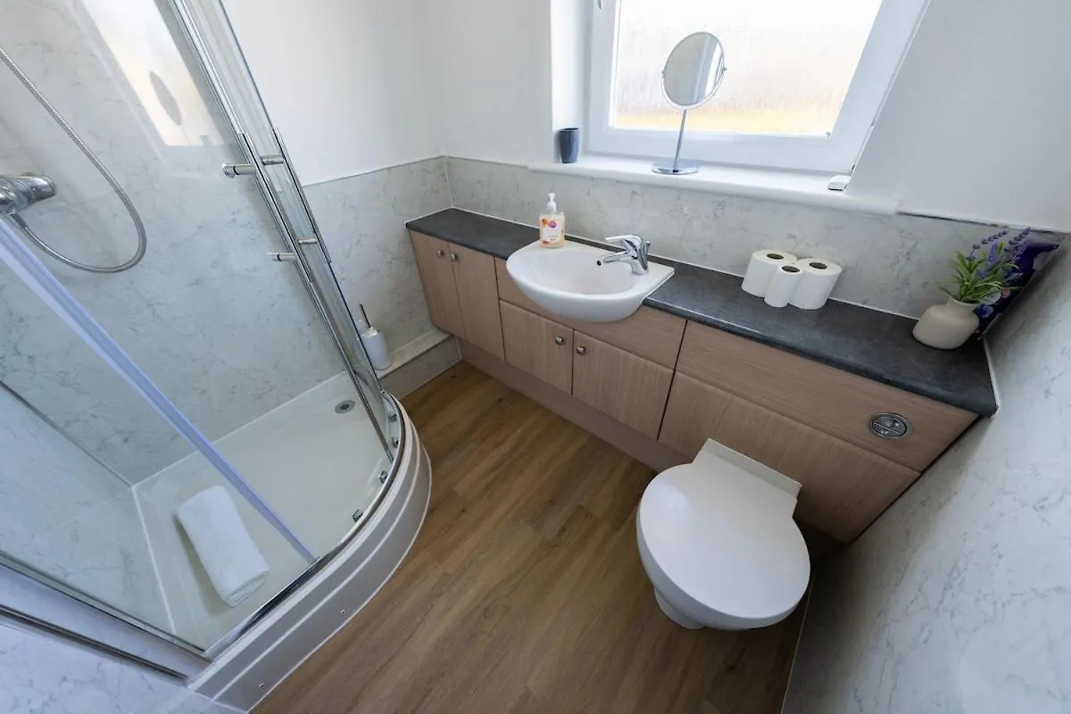 Spacious 3 Bed House With Parking In Aberdeen Apartment