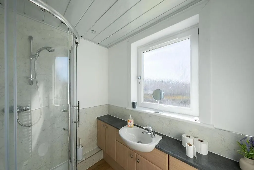 Spacious 3 Bed House With Parking In Aberdeen