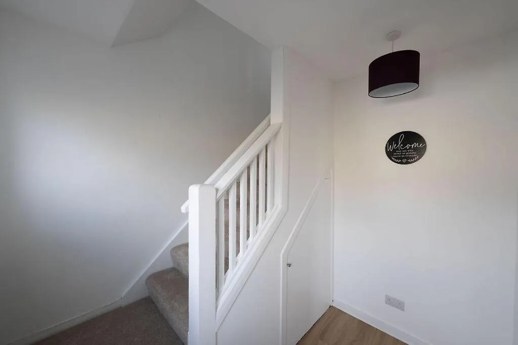 Spacious 3 Bed House With Parking In Aberdeen Apartment