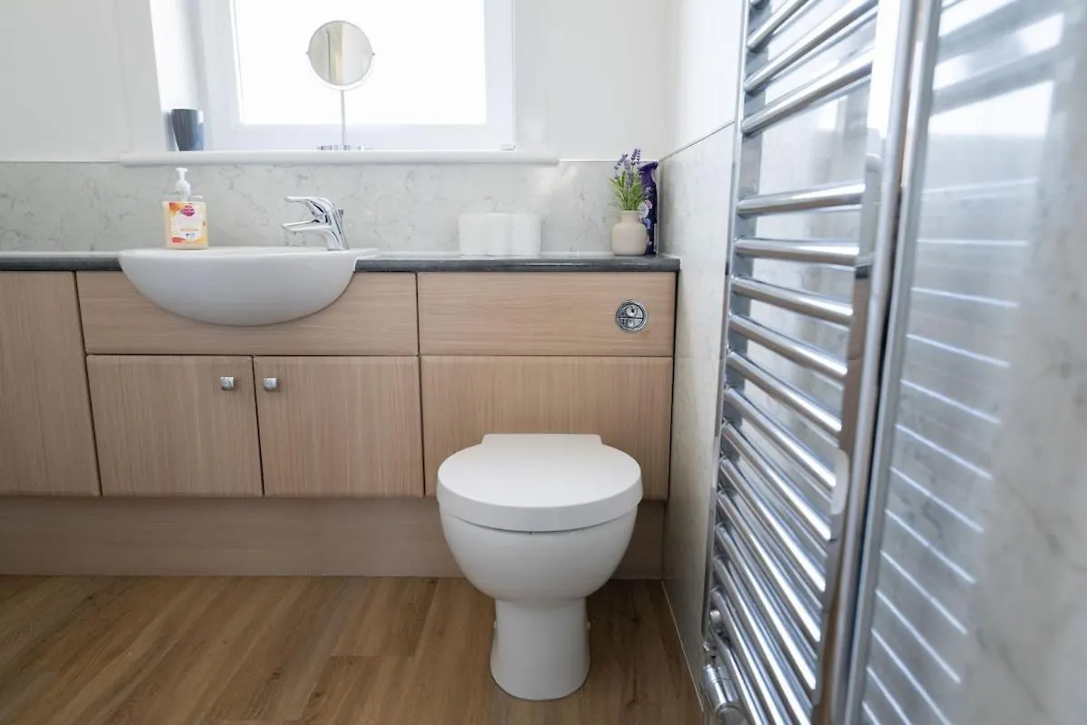 Spacious 3 Bed House With Parking In Aberdeen 0*,