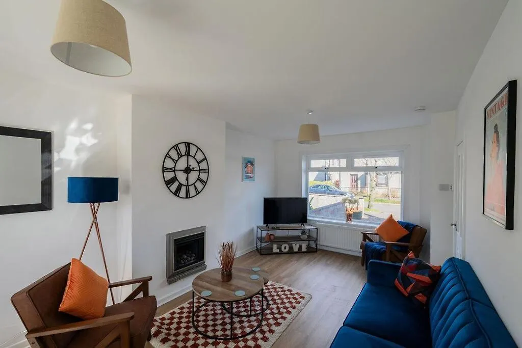 Spacious 3 Bed House With Parking In Aberdeen 0*,